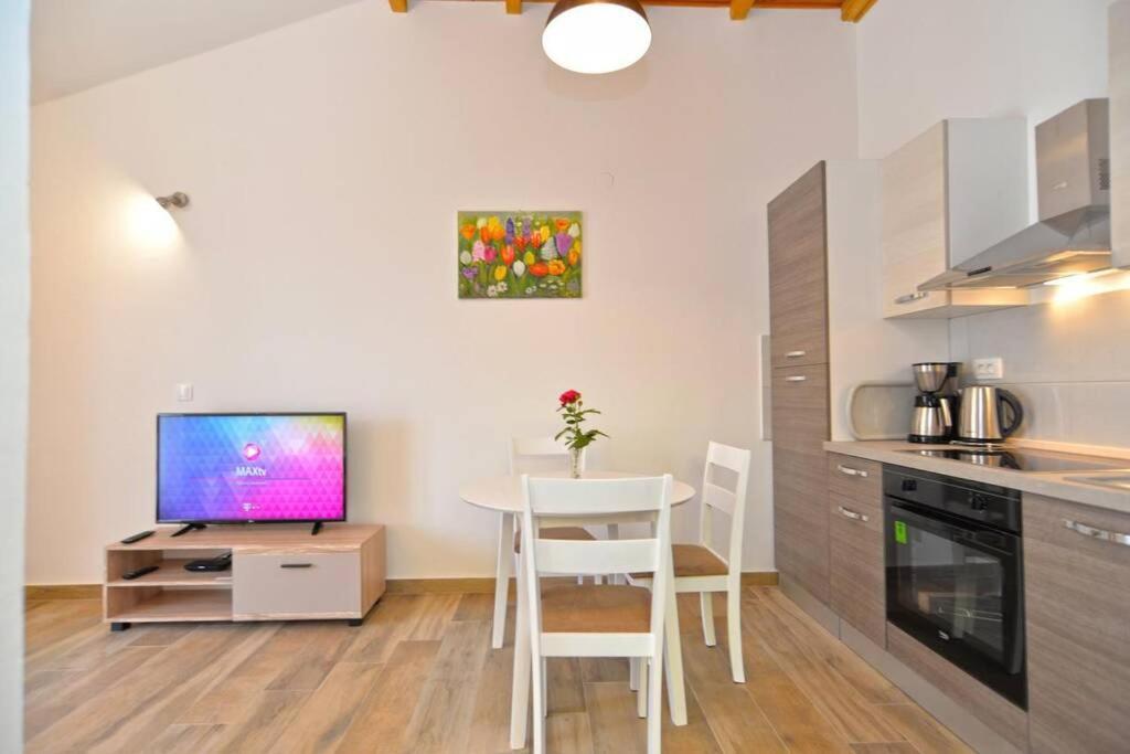 Apartment Vesna For 2, Free Parking And Wi-Fi Пула Екстер'єр фото
